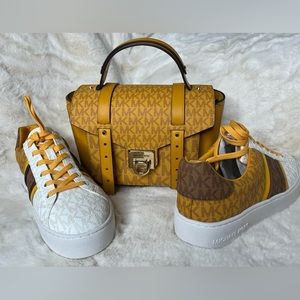 Incredible shoes matched with a beautiful mini bag MICHAEL KORS.